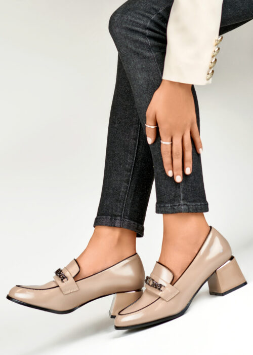 Heeled low shoes model 186506